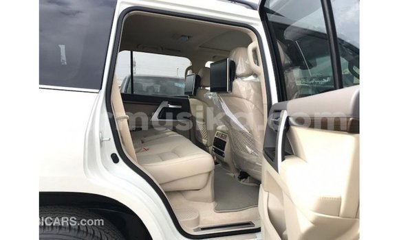 Nunua Imported Toyota Land Cruiser Nyeupe Gari ndani ya Import - Dubai nchini Harare Nunua Imported Toyota Land Cruiser Nyeupe Gari ndani ya Import - Dubai nchini Harare