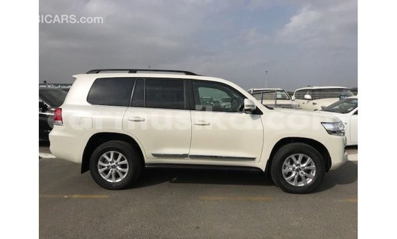 Nunua Imported Toyota Land Cruiser Nyeupe Gari ndani ya Import - Dubai nchini Harare Nunua Imported Toyota Land Cruiser Nyeupe Gari ndani ya Import - Dubai nchini Harare