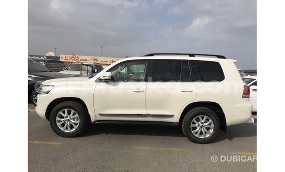Nunua Imported Toyota Land Cruiser Nyeupe Gari ndani ya Import - Dubai nchini Harare Nunua Imported Toyota Land Cruiser Nyeupe Gari ndani ya Import - Dubai nchini Harare