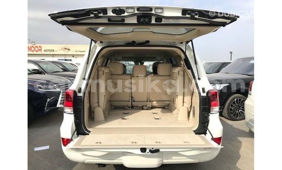 Nunua Imported Toyota Land Cruiser Nyeupe Gari ndani ya Import - Dubai nchini Harare Nunua Imported Toyota Land Cruiser Nyeupe Gari ndani ya Import - Dubai nchini Harare