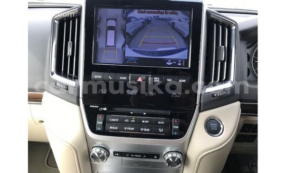 Nunua Imported Toyota Land Cruiser Nyeupe Gari ndani ya Import - Dubai nchini Harare Nunua Imported Toyota Land Cruiser Nyeupe Gari ndani ya Import - Dubai nchini Harare