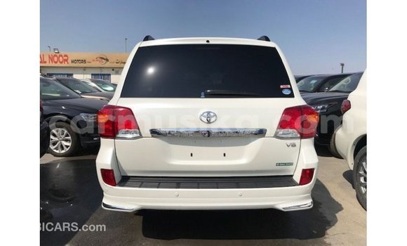Tenga Imported Toyota Land Cruiser Chena Mota in Import - Dubai in Harare Tenga Imported Toyota Land Cruiser Chena Mota in Import - Dubai in Harare