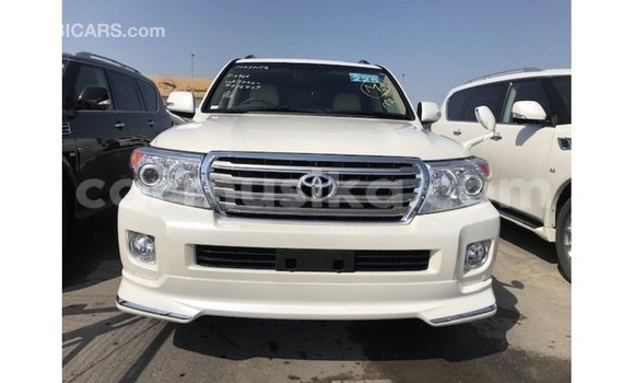 Tenga Imported Toyota Land Cruiser Chena Mota in Import - Dubai in Harare Tenga Imported Toyota Land Cruiser Chena Mota in Import - Dubai in Harare