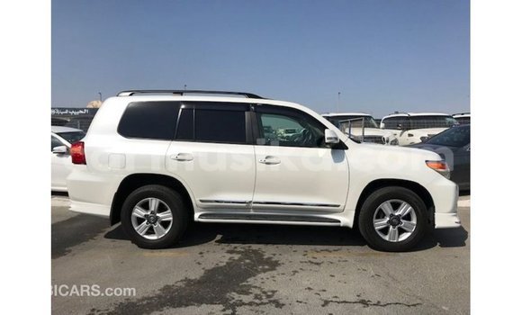 Tenga Imported Toyota Land Cruiser Chena Mota in Import - Dubai in Harare Tenga Imported Toyota Land Cruiser Chena Mota in Import - Dubai in Harare