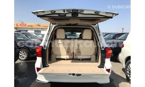 Tenga Imported Toyota Land Cruiser Chena Mota in Import - Dubai in Harare Tenga Imported Toyota Land Cruiser Chena Mota in Import - Dubai in Harare
