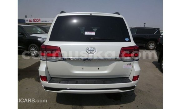 Nunua Imported Toyota Land Cruiser Nyeupe Gari ndani ya Import - Dubai nchini Harare Nunua Imported Toyota Land Cruiser Nyeupe Gari ndani ya Import - Dubai nchini Harare