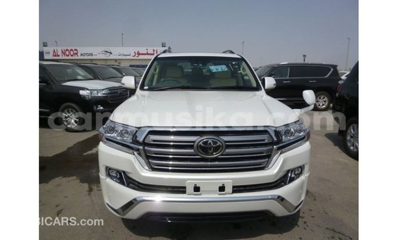 Nunua Imported Toyota Land Cruiser Nyeupe Gari ndani ya Import - Dubai nchini Harare Nunua Imported Toyota Land Cruiser Nyeupe Gari ndani ya Import - Dubai nchini Harare