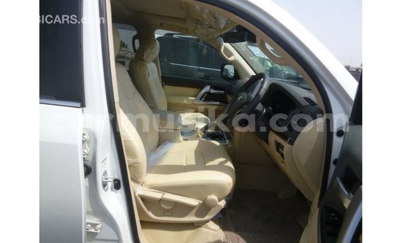 Nunua Imported Toyota Land Cruiser Nyeupe Gari ndani ya Import - Dubai nchini Harare Nunua Imported Toyota Land Cruiser Nyeupe Gari ndani ya Import - Dubai nchini Harare