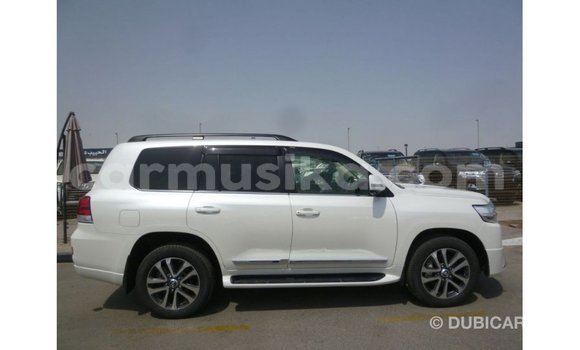 Nunua Imported Toyota Land Cruiser Nyeupe Gari ndani ya Import - Dubai nchini Harare Nunua Imported Toyota Land Cruiser Nyeupe Gari ndani ya Import - Dubai nchini Harare