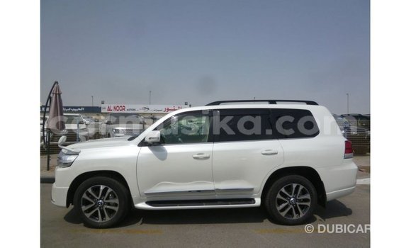 Nunua Imported Toyota Land Cruiser Nyeupe Gari ndani ya Import - Dubai nchini Harare Nunua Imported Toyota Land Cruiser Nyeupe Gari ndani ya Import - Dubai nchini Harare