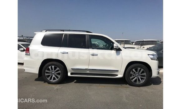 Tenga Imported Toyota Land Cruiser Chena Mota in Import - Dubai in Harare Tenga Imported Toyota Land Cruiser Chena Mota in Import - Dubai in Harare