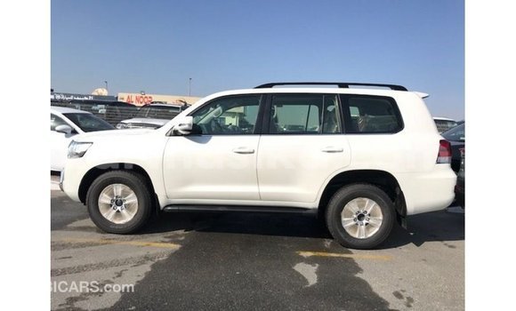 Tenga Imported Toyota Land Cruiser Chena Mota in Import - Dubai in Harare Tenga Imported Toyota Land Cruiser Chena Mota in Import - Dubai in Harare