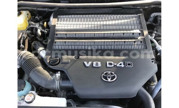 Tenga Imported Toyota Land Cruiser Chena Mota in Import - Dubai in Harare Tenga Imported Toyota Land Cruiser Chena Mota in Import - Dubai in Harare