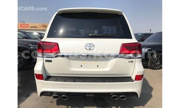 Tenga Imported Toyota Land Cruiser Chena Mota in Import - Dubai in Harare Tenga Imported Toyota Land Cruiser Chena Mota in Import - Dubai in Harare