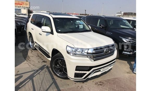 Tenga Imported Toyota Land Cruiser Chena Mota in Import - Dubai in Harare Tenga Imported Toyota Land Cruiser Chena Mota in Import - Dubai in Harare