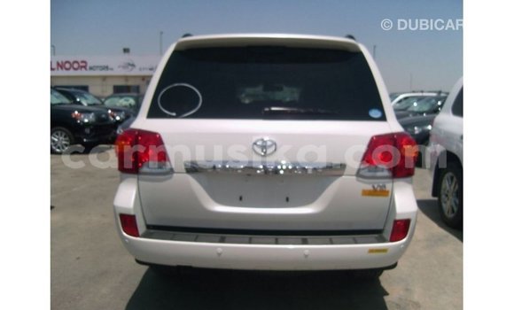 Tenga Imported Toyota Land Cruiser Chena Mota in Import - Dubai in Harare Tenga Imported Toyota Land Cruiser Chena Mota in Import - Dubai in Harare
