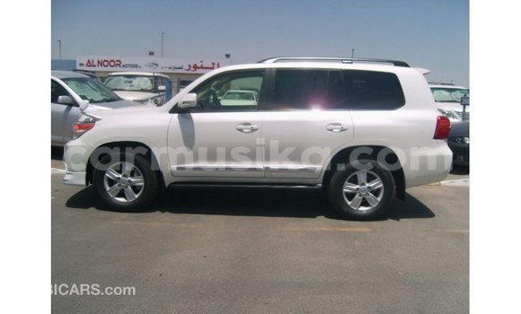 Tenga Imported Toyota Land Cruiser Chena Mota in Import - Dubai in Harare Tenga Imported Toyota Land Cruiser Chena Mota in Import - Dubai in Harare