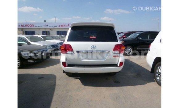 Nunua Imported Toyota Land Cruiser Nyeupe Gari ndani ya Import - Dubai nchini Harare Nunua Imported Toyota Land Cruiser Nyeupe Gari ndani ya Import - Dubai nchini Harare