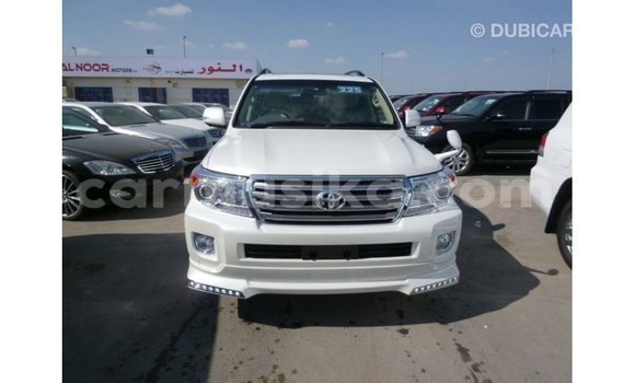 Nunua Imported Toyota Land Cruiser Nyeupe Gari ndani ya Import - Dubai nchini Harare Nunua Imported Toyota Land Cruiser Nyeupe Gari ndani ya Import - Dubai nchini Harare