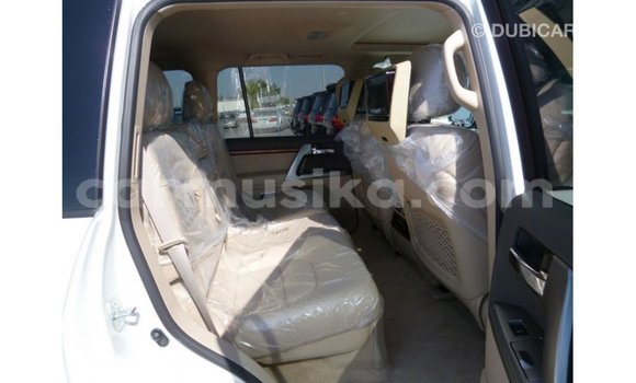 Nunua Imported Toyota Land Cruiser Nyeupe Gari ndani ya Import - Dubai nchini Harare Nunua Imported Toyota Land Cruiser Nyeupe Gari ndani ya Import - Dubai nchini Harare