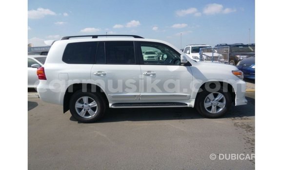 Nunua Imported Toyota Land Cruiser Nyeupe Gari ndani ya Import - Dubai nchini Harare Nunua Imported Toyota Land Cruiser Nyeupe Gari ndani ya Import - Dubai nchini Harare