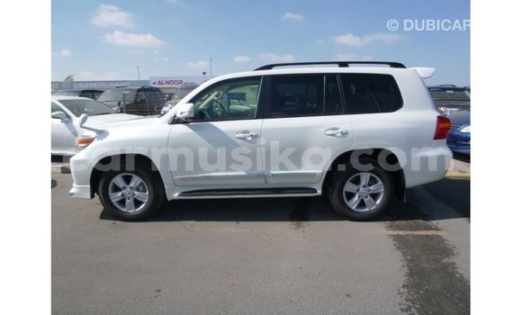 Nunua Imported Toyota Land Cruiser Nyeupe Gari ndani ya Import - Dubai nchini Harare Nunua Imported Toyota Land Cruiser Nyeupe Gari ndani ya Import - Dubai nchini Harare