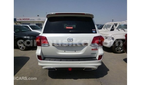 Tenga Imported Toyota Land Cruiser Chena Mota in Import - Dubai in Harare Tenga Imported Toyota Land Cruiser Chena Mota in Import - Dubai in Harare