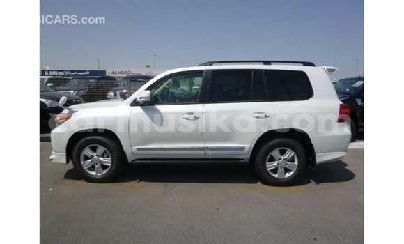 Tenga Imported Toyota Land Cruiser Chena Mota in Import - Dubai in Harare Tenga Imported Toyota Land Cruiser Chena Mota in Import - Dubai in Harare