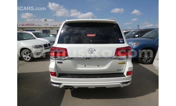 Tenga Imported Toyota Land Cruiser Chena Mota in Import - Dubai in Harare Tenga Imported Toyota Land Cruiser Chena Mota in Import - Dubai in Harare