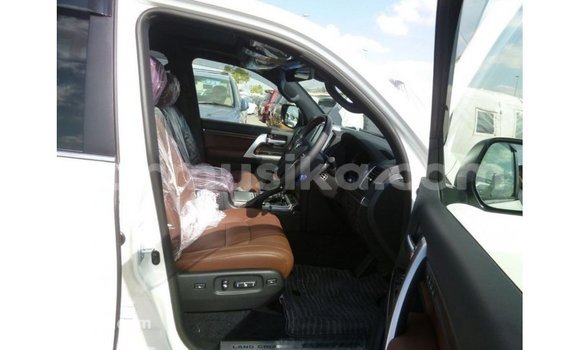 Tenga Imported Toyota Land Cruiser Chena Mota in Import - Dubai in Harare Tenga Imported Toyota Land Cruiser Chena Mota in Import - Dubai in Harare