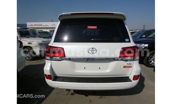 Nunua Imported Toyota Land Cruiser Nyeupe Gari ndani ya Import - Dubai nchini Harare Nunua Imported Toyota Land Cruiser Nyeupe Gari ndani ya Import - Dubai nchini Harare