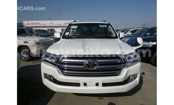 Nunua Imported Toyota Land Cruiser Nyeupe Gari ndani ya Import - Dubai nchini Harare Nunua Imported Toyota Land Cruiser Nyeupe Gari ndani ya Import - Dubai nchini Harare
