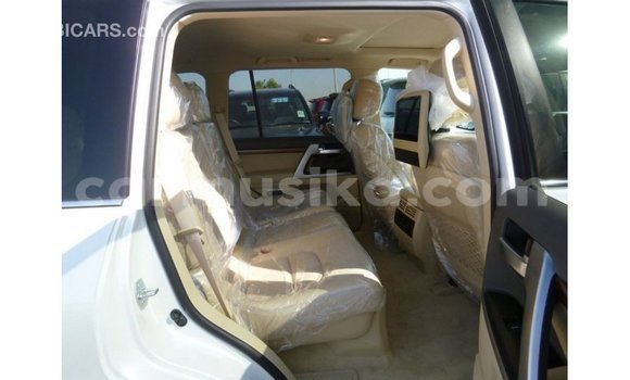 Nunua Imported Toyota Land Cruiser Nyeupe Gari ndani ya Import - Dubai nchini Harare Nunua Imported Toyota Land Cruiser Nyeupe Gari ndani ya Import - Dubai nchini Harare