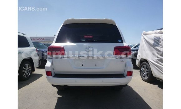 Tenga Imported Toyota Land Cruiser Chena Mota in Import - Dubai in Harare Tenga Imported Toyota Land Cruiser Chena Mota in Import - Dubai in Harare