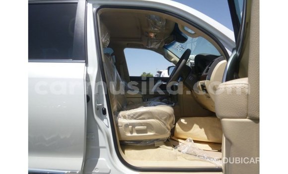 Tenga Imported Toyota Land Cruiser Chena Mota in Import - Dubai in Harare Tenga Imported Toyota Land Cruiser Chena Mota in Import - Dubai in Harare